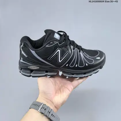 【公司级】新百伦New Balance最新系列18907运动鞋子,有赛博朋克那味儿了!今年的 New Balance 新鞋型来了!Action Bronson x New Balance 1890 “Cyborg Tears”,由品牌携手高人气多栖艺术家 Action Bronson 带来联名呈现.以「赛博格之泪」为主题,整体气质明显更偏未来科幻路线,既有浓郁的概念表达,同时也保留了 New Balance 一贯擅长的复古运动底色,属于那种一眼就能记住的联名鞋款.鞋型亮点之一,便是分段式中底结构的运用,层次切割清晰,让原本偏复古的跑鞋轮廓多了几分机能与速度感,也进一步强化了 1890 这次想要表达的「复古与未来并存」的设定.细节方面,「Cyborg Tears」在鞋面融入水滴造型的呈现方式,直击主题之余,也让整双鞋的视觉效果更有「赛博朋克」氛围:既怪诞又精致,存在感拉满. 货号:U18900BK ID:HL141600604